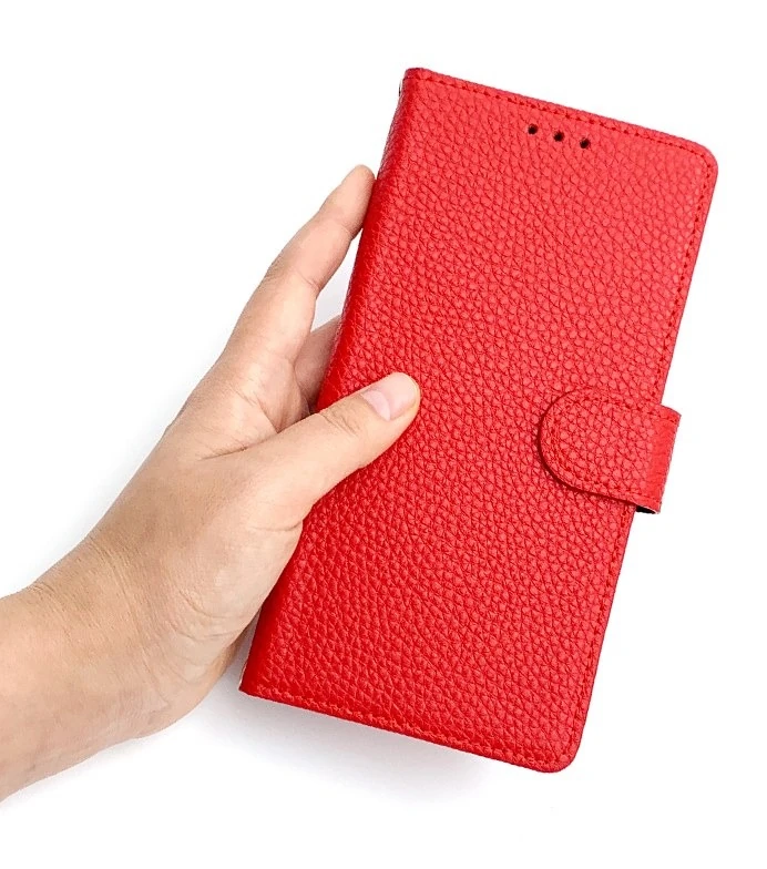 LG Q9 LM-Q925S / LM-Q925K / LM-Q925L 케이스 천연가죽 오플 탭을 닫은 케이스를 손에 든 모습